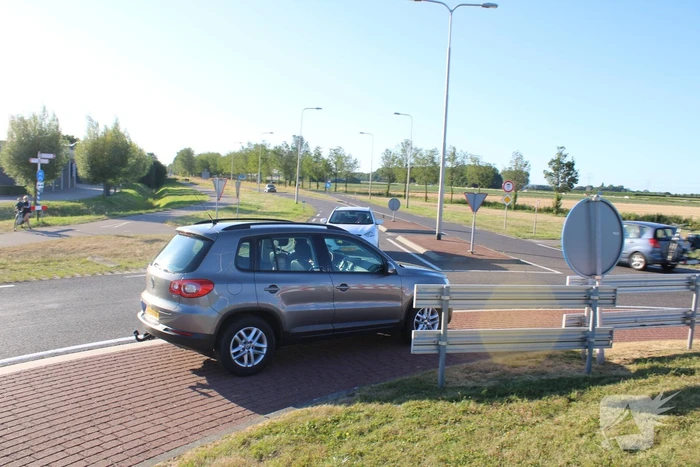 Automobilist rijdt rechtdoor de sloot in