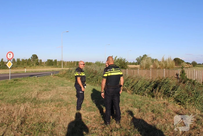 Automobilist rijdt rechtdoor de sloot in