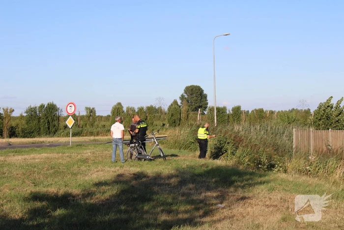Automobilist rijdt rechtdoor de sloot in