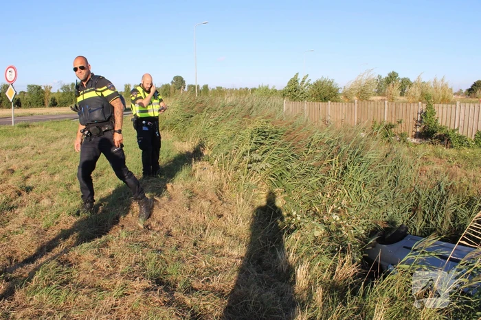 Automobilist rijdt rechtdoor de sloot in