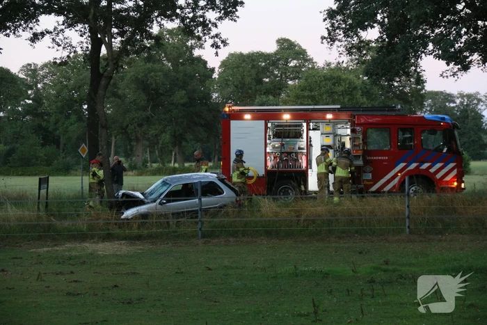 Auto zwaar beschadigd na botsing tegen boom