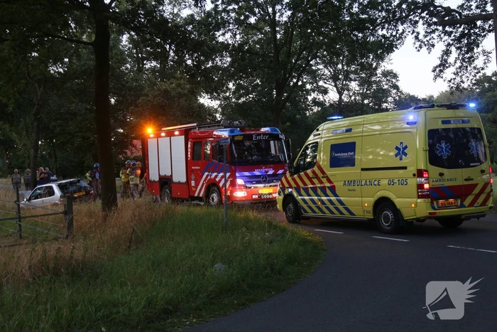 Auto zwaar beschadigd na botsing tegen boom