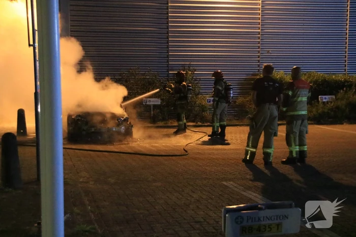 Auto verwoest na brand