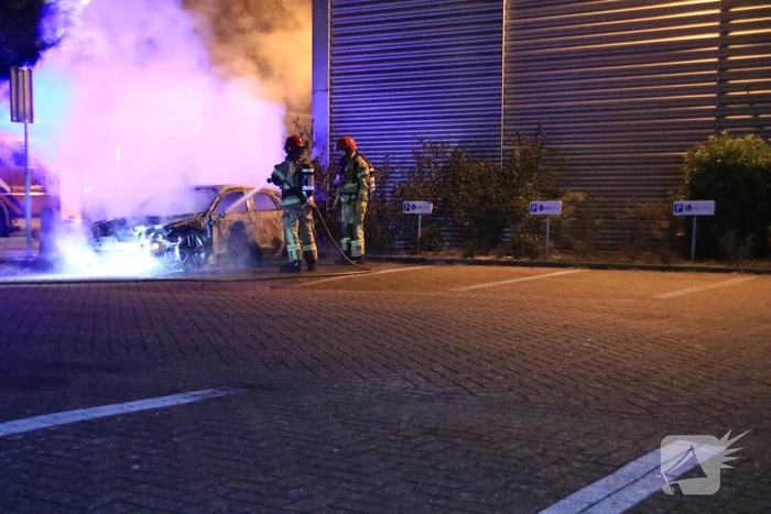 Auto verwoest na brand
