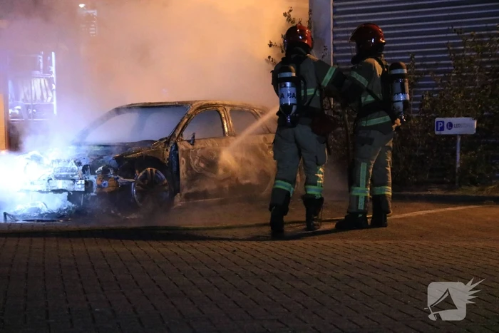 Auto verwoest na brand