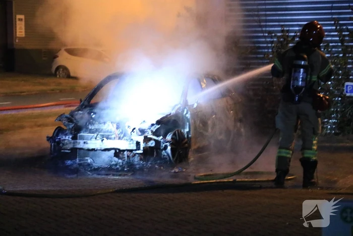 Auto verwoest na brand