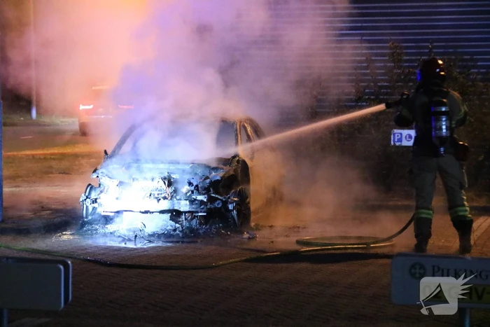 Auto verwoest na brand