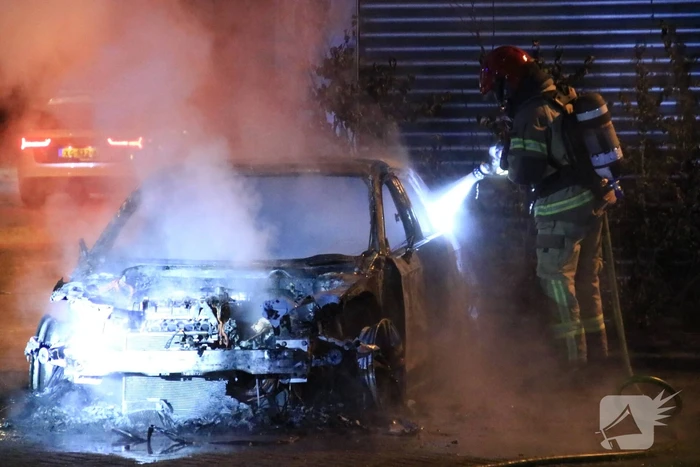 Auto verwoest na brand