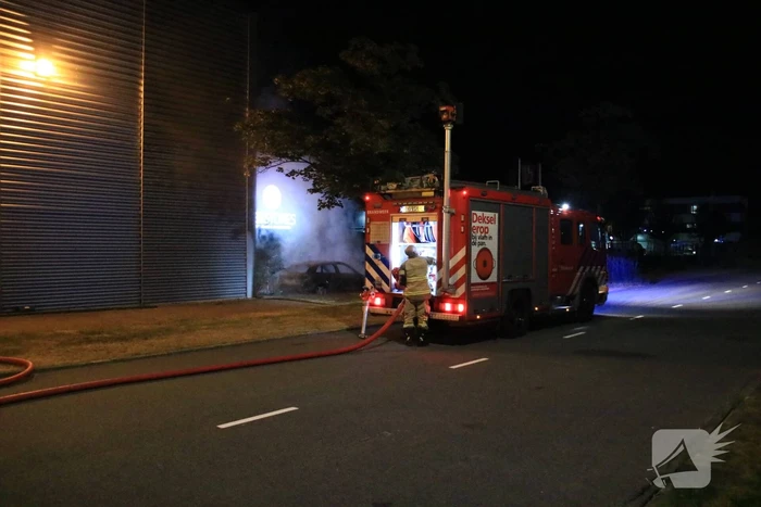Auto verwoest na brand