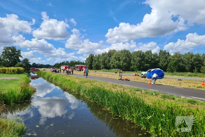 Zwaargewonde en dode na frontale aanrijding