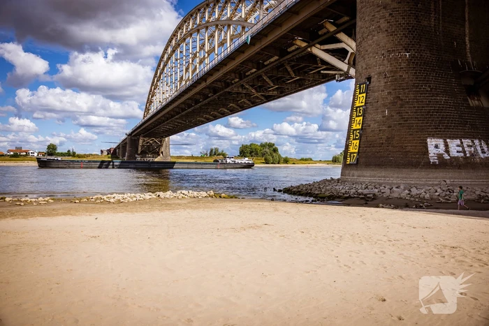 Laag waterpeil de Waal trekt veel bekijks