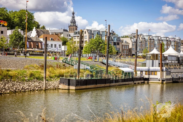 Laag waterpeil de Waal trekt veel bekijks