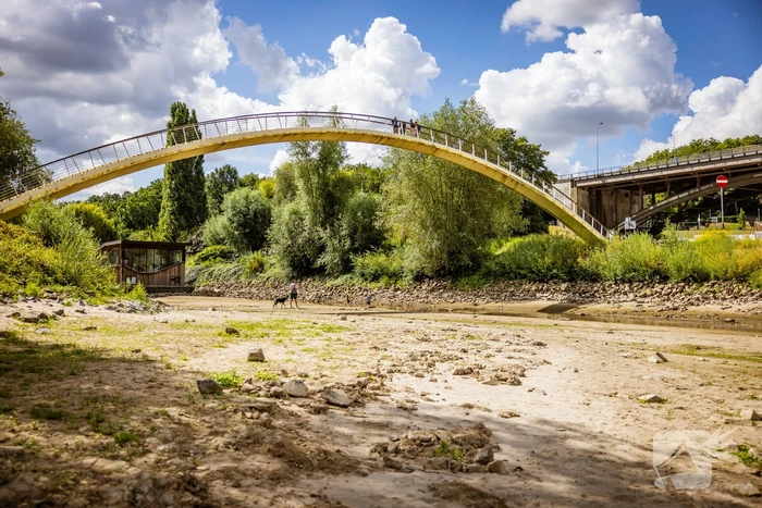 Laag waterpeil de Waal trekt veel bekijks