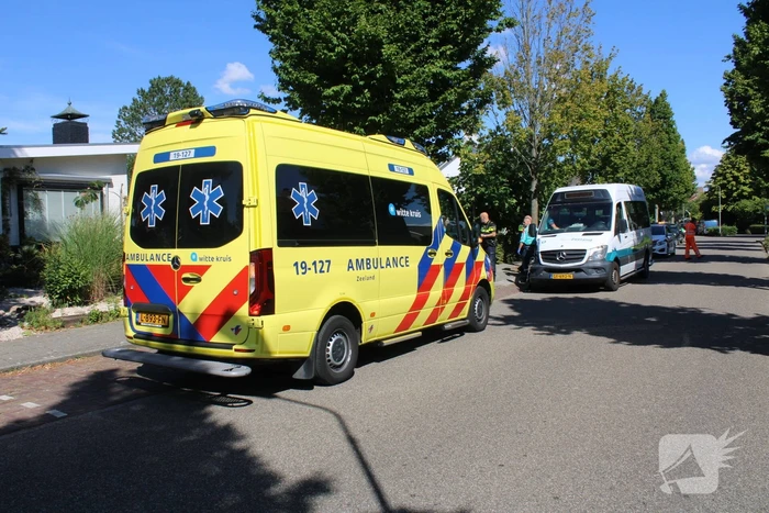 Belbus botst op geparkeerde bestelbus