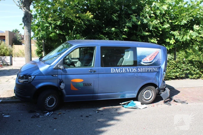 Belbus botst op geparkeerde bestelbus