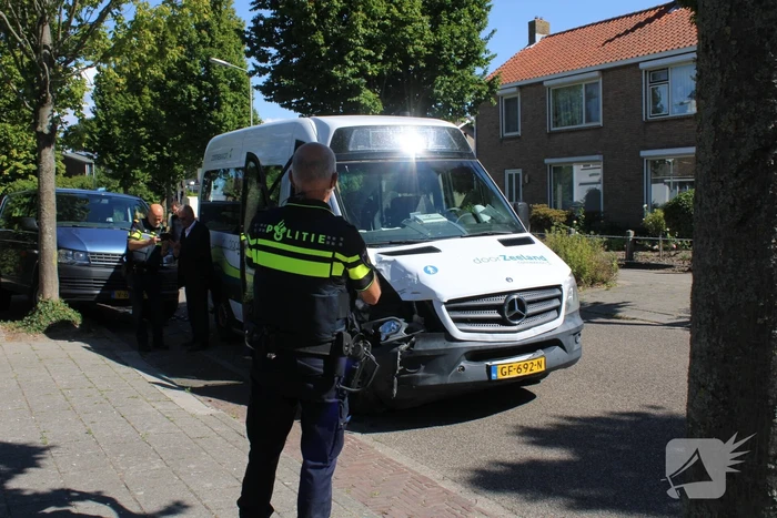 Belbus botst op geparkeerde bestelbus