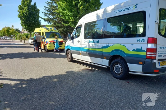 Belbus botst op geparkeerde bestelbus
