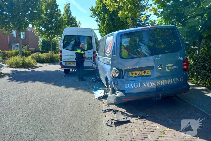 Belbus botst op geparkeerde bestelbus
