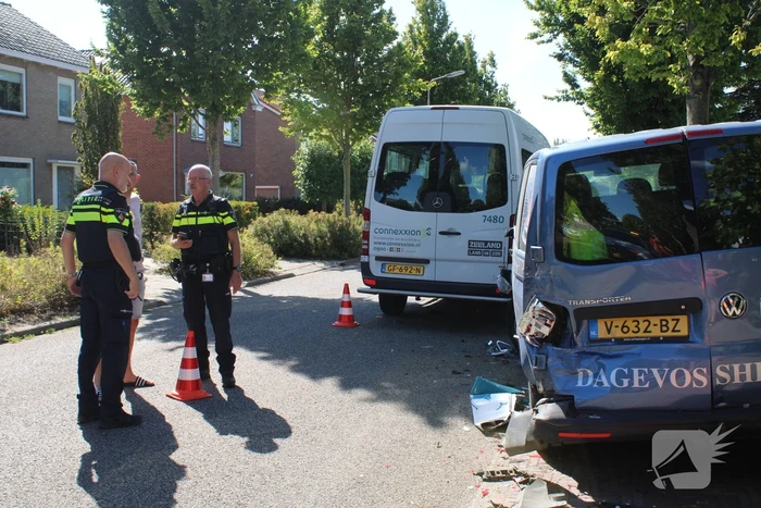 Belbus botst op geparkeerde bestelbus
