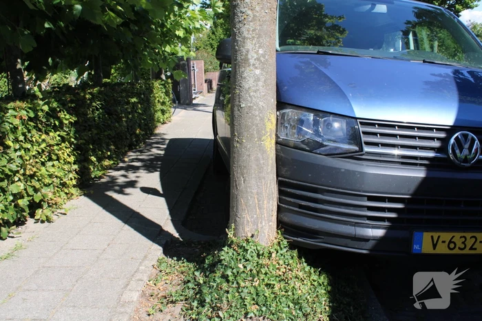 Belbus botst op geparkeerde bestelbus