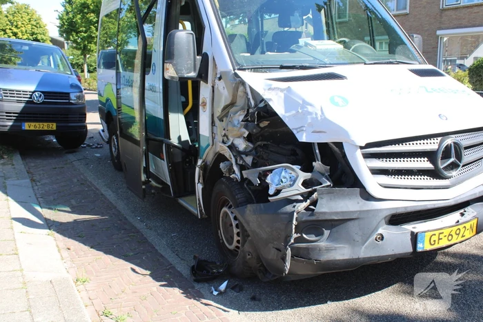 Belbus botst op geparkeerde bestelbus