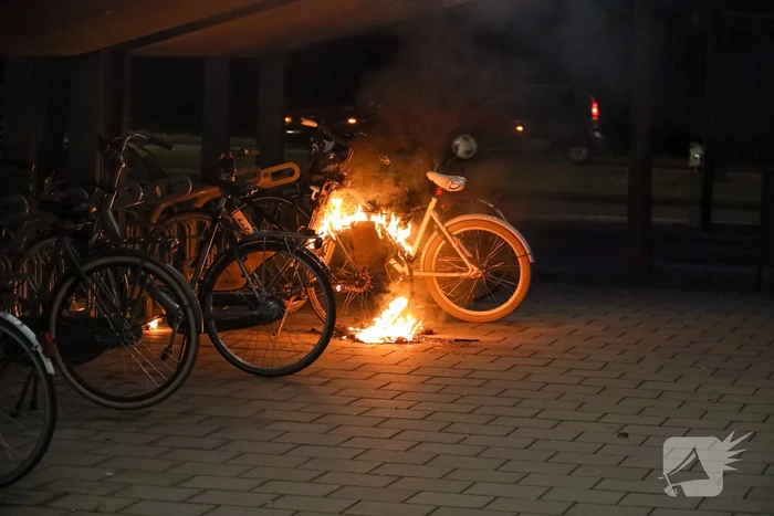 Fiets in fietsenstalling in brand gevlogen
