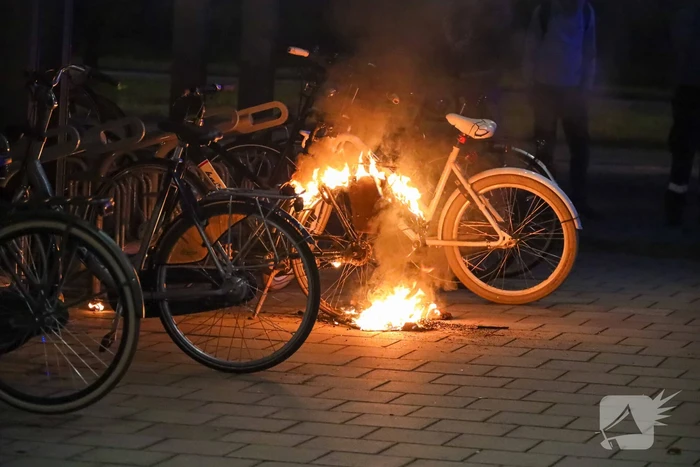 Fiets in fietsenstalling in brand gevlogen