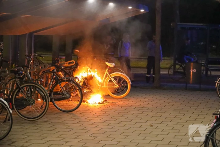Fiets in fietsenstalling in brand gevlogen
