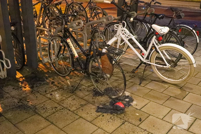 Fiets in fietsenstalling in brand gevlogen
