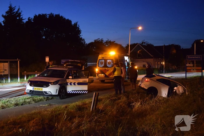 Personenauto belandt in greppel