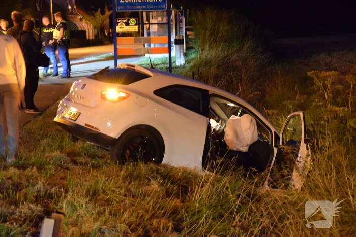 Personenauto belandt in greppel