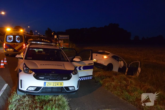 Personenauto belandt in greppel