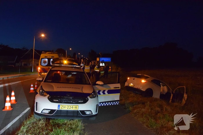 Personenauto belandt in greppel