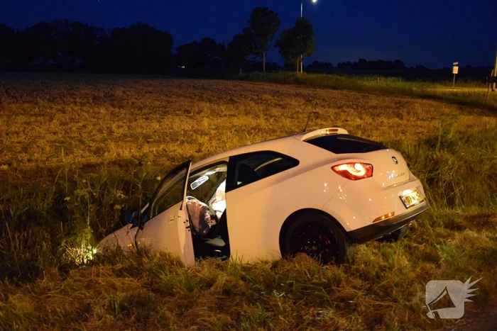 Personenauto belandt in greppel