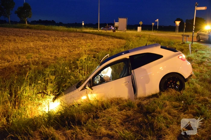 Personenauto belandt in greppel