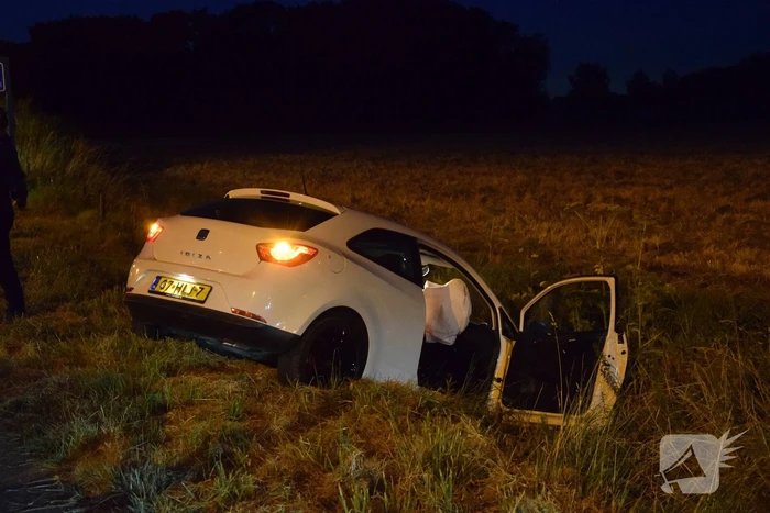 Personenauto belandt in greppel
