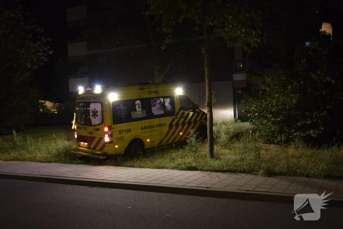Persoon gewond na val van hoogte