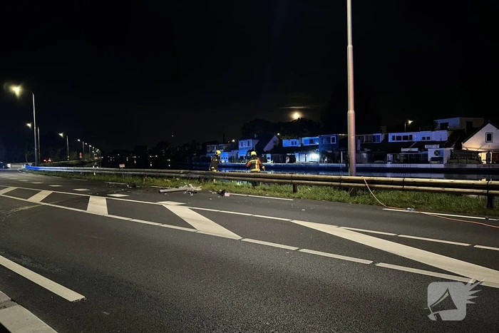 Bestelbus beschadigd na botsing tegen vangrail