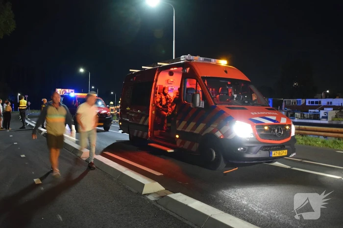 Bestelbus beschadigd na botsing tegen vangrail