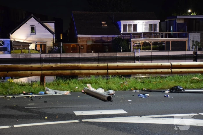 Bestelbus beschadigd na botsing tegen vangrail