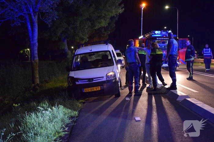 Bestelbus beschadigd na botsing tegen vangrail