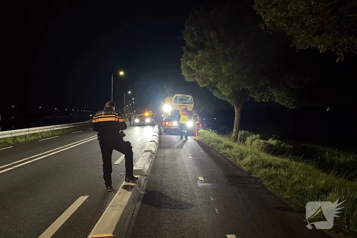 Bestelbus beschadigd na botsing tegen vangrail