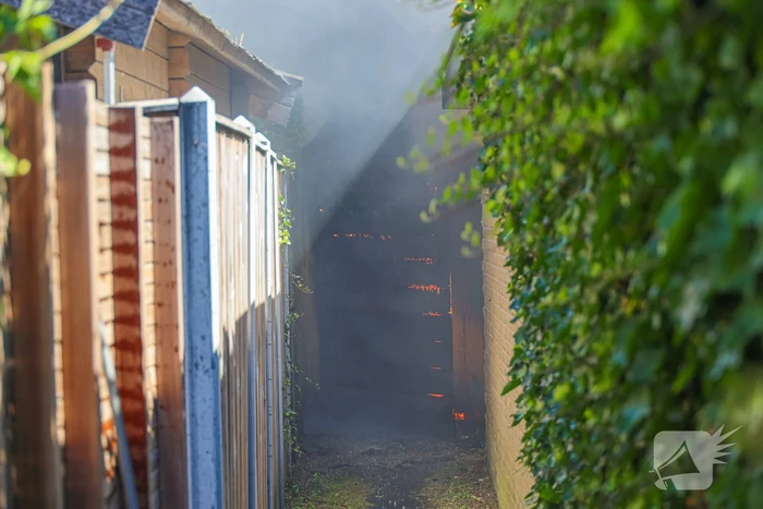 Schuur verwoest door uitslaande brand