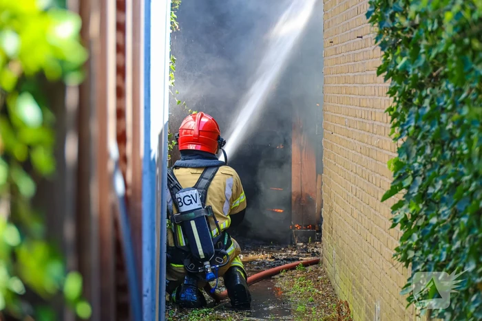 Schuur verwoest door uitslaande brand