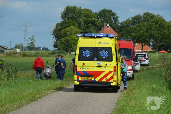 Persoon op scootmobiel belandt in sloot