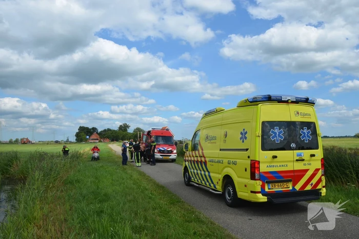 Persoon op scootmobiel belandt in sloot