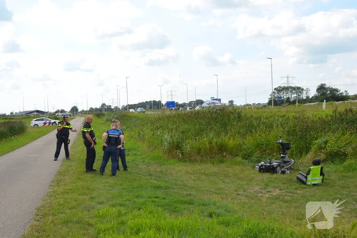 Persoon op scootmobiel belandt in sloot