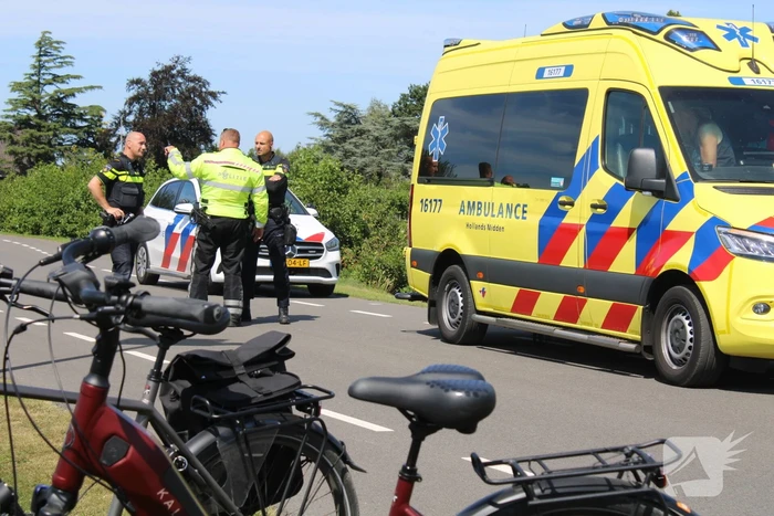 Fietster botst tegen paal en raakt gewond