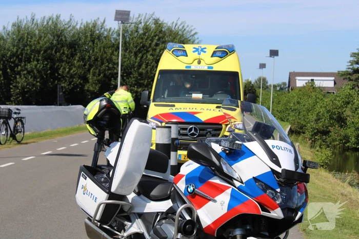 Fietster botst tegen paal en raakt gewond