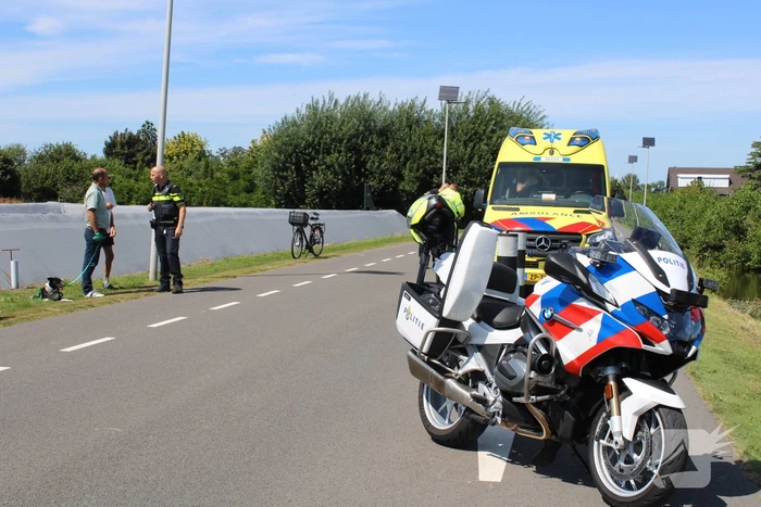 Fietster botst tegen paal en raakt gewond